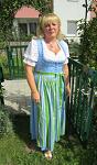 Fr. Brigitte Zimmermann in ihrem hellblauen Dirndl