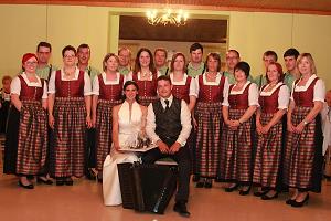 Volkstanzgruppe Schwarzenbach in der Tracht von Gabis Alpengwandl